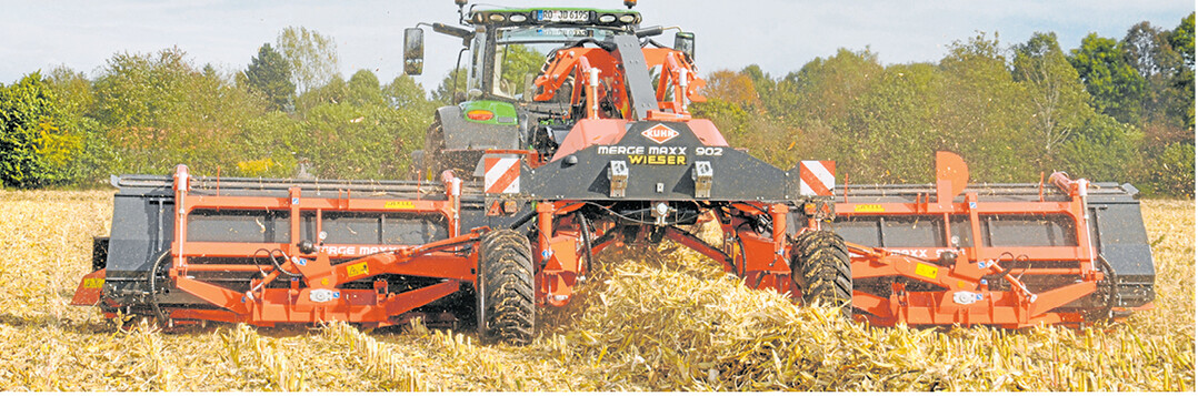 Das Bandschwader-System der Firma Kuhn nimmt das auf dem Feld verteilte Stroh mithilfe einer Pick-up auf und führt es zu Querförderbändern. Bei seitlicher Ablage und einer Arbeitsbreite von 9,0 m kann der Schwader bei Hin- und Herfahrt 18 m zusammenschwaden. Der Bandschwader bietet zahlreiche Vorteile: Aufnahme enormer Futtermengen, die auf ein Schwad gelegt werden; schonende Behandlung der Futterpflanzen, geringerer Verschleiß der Aufsammel- und Schneidvorrichtungen von Feldhäckslern und selbstfahrenden Ladewagen.