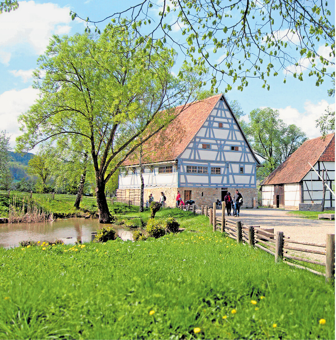 Am Sonntag ist Muttertag, da knnte ein Familienausflug in eines der sieben Freilandmuseen im Land auf dem Programm stehen. Und wer am 14. Mai mit dem Oldtimer-Traktor ins Hohen- loher Freilandmuseum nach Schwbisch Hall/Wackershofen kommt, erhlt dann freien Eintritt. Weit ber 100 historische Schlepper, die ltesten aus den 1920er-Jahren, werden dort beim traditionellen Oldtimer-Tag zwischen 10 und 17 Uhr erwartet.