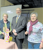 Irmgard Beck (r.) und Helga Klaiber bedankten sich bei Dr. Uwe Markert für seinen Vortrag.