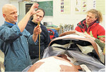 Professor Zerbe zeigte im Aulendorfer Workshop Handgriffe an der Phantom-Kuh.