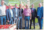 Auf dem Bild, von links: Holger Schütz vom Landratsamt Ortenau; Thomas Krechtler, Ortsvorsteher Lautenbach; Christoph Lipps, Oberbürgermeister von Oberkirch; Martin Ziegler, Obstlandwirt und Gastgeber; Wendelin Obrecht, Vorstandsvorsitzender des Obstgroßmarkts Mittelbaden (OGM); OGM-Geschäftsführer Marcelino Expósito und Joachim Hauck vom Stuttgarter Landwirtschaftsministerium.