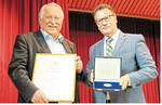 Minister Peter Hauk (r.) zeichnet den scheidenden Abteilungsleiter Landwirtschaft, Ministerialdirigent Joachim Hauck, mit der Gerhard Weiser-Medaille aus.