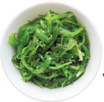Salat aus dem Meeresgemüse Wakame-Alge.
