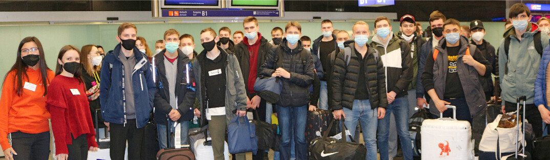 Die russischen Fachschüler sind sicher in Frankfurt gelandet. Die AKI-Mitarbeiterinnen Assel Tokperdinova (l.) und Anastasiia Fomina (2. v. l.) begleiteten die Gruppe im Bus nach Süddeutschland.