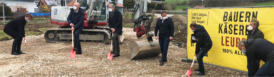 Spatenstich (v. l.): Michael Lang, Wangens Oberbürgermeister; Anton Sieber, Ortsvorsteher Leupolz; Rüdiger Stadler, Hallenbau; Markus Stützenberger, Vorsitzender der Bauernkäserei, Karl Schneider, Aufsichtsratsvorsitzender; Ulrich Graf, stellvertretender Vorsitzender, und Geschäftsführer Michael Welte.