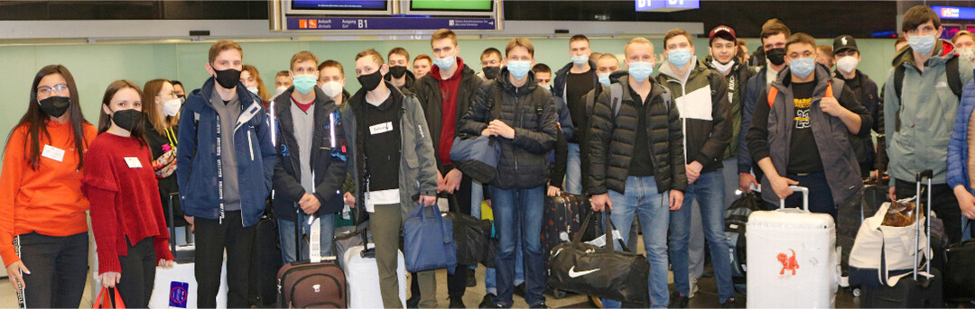 Die russischen Fachschüler sind sicher in Frankfurt gelandet. Die AKI-Mitarbeiterinnen Assel Tokperdinova (l.) und Anastasiia Fomina (2. v. l.) begleitete die Gruppe im Bus nach Süddeutschland.