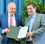 Bauernverbandspräsident Joachim Rukwied zeichnete den Eberhard Zucker mit der Goldenen Ähre des Bauernverbands aus.