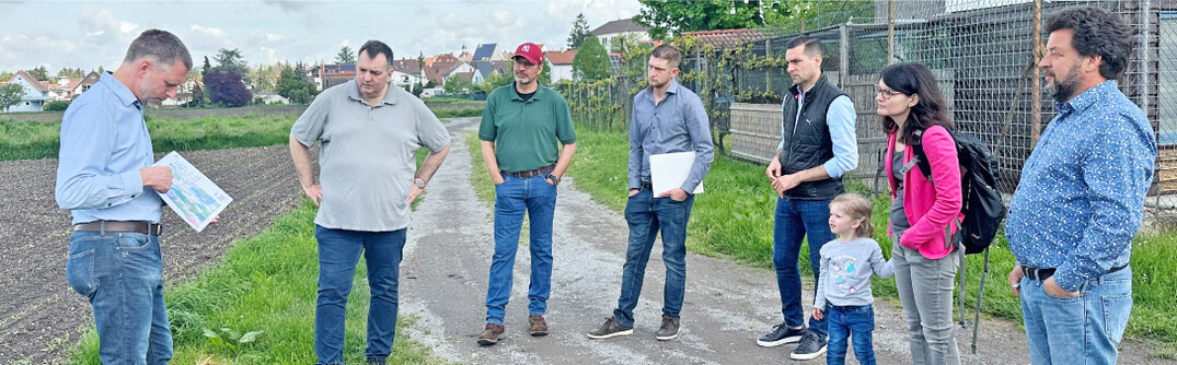 Kreisgeschftsfhrer Rolf Berger (l.) zeigt die Vogelschutzgebietskarten. Ansgar May, MdL, CDU; Landwirt Jochen Bolz; Alexander Kern, stellvertretender Kreisvorsitzender im Bauernverband Karlsruhe; Nicola Zillelius, MdB, CDU; Christine Neumann-Martin, MdL, CDU, und Helmut Jger, Kreisvorsitzender im Bauernverband Karlsruhe, lauschen den Ausfhrungen.