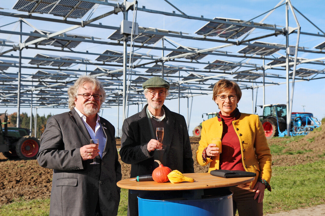 Trio beim Anstoßen (von links): Prof. Dr. Ralf Vögele, Dekan Agrarwissenschaften Uni Hohenheim, Prof. Dr. Christoph Schneider, Rektor Uni Hohenheim, Sabine Kurtz, Staatssekretärin im MLR.