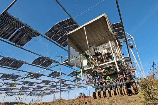 Neu errichtete Agri-Fotovoltaik-Versuchsanlage der Universit�t Hohenheim auf der Forschungsstation Ihinger Hof.
