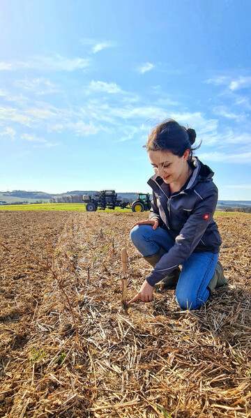 Susanne Reichert, Landwirtin und Vorsitzende im Maschinenring Haßgau, erklärt die Vorteile der Direktsaat für die Bodenfruchtbarkeit.