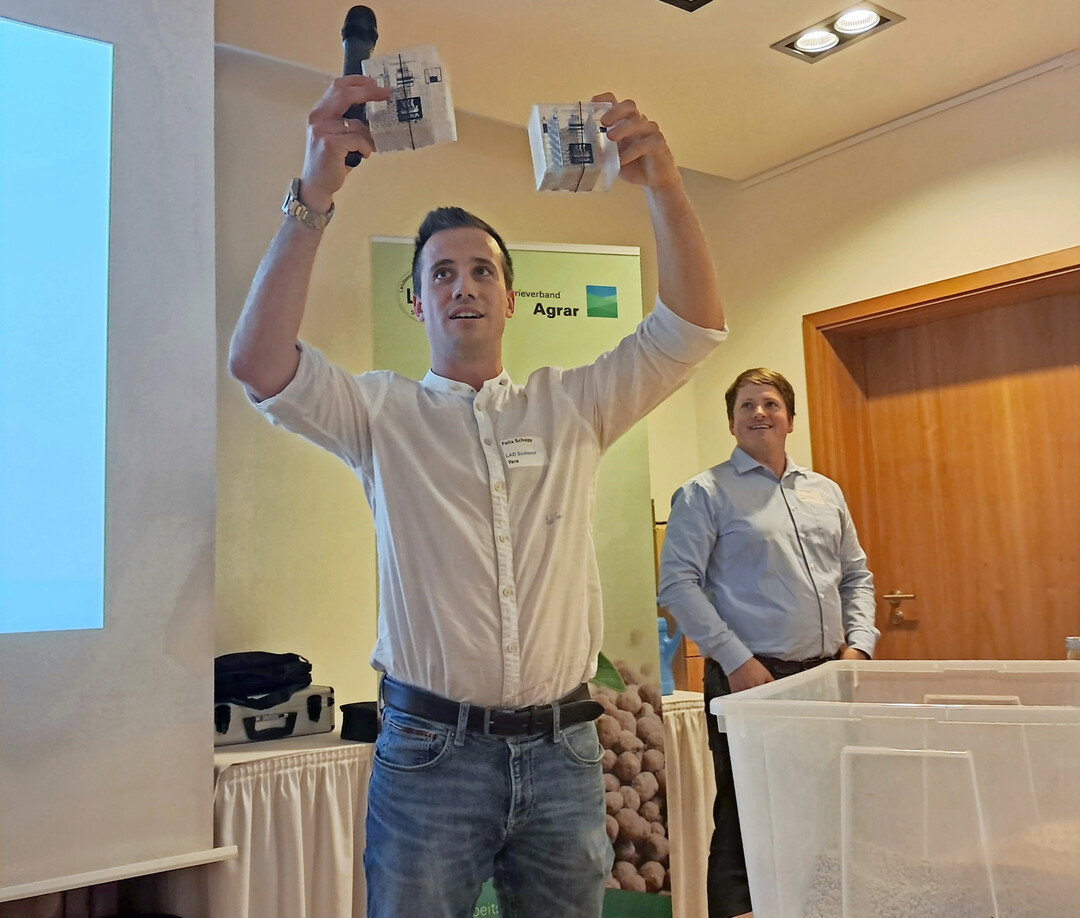 Felix Schopp von Yara Deutschland und Ruben Tabet (rechts) von SKW Piesteritz zeigen live im Schttungsversuch, wie wichtig die Dngerqualitt ist.