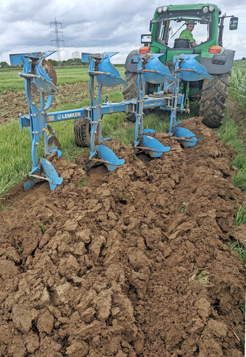 Fr eine optimale Pflugarbeit ist ein richtig eingestellter Traktor unerlsslich.