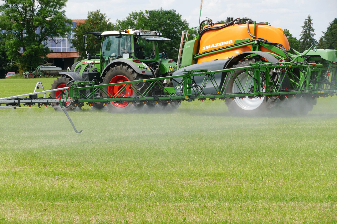 Wenn bei einem Pflanzenschutzgerät die Gültigkeit der Prüfplakette abläuft, muss es rechtzeitig vor der neuen Spritzsaison bei einer anerkannten Kontrollwerkstatt geprüft werden.