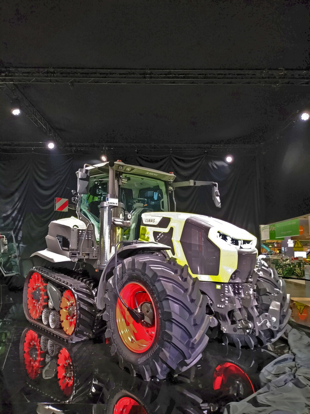 Claas stellt die neue Baureihe Axion 9 mit bis zu 450 PS vor.