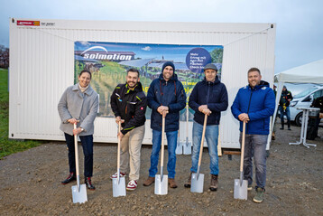Spatenstich bei der Agri-PV-Anlage in Bad Waldsee: (v.l.n.r.) solmotion-Geschäftsführerin Anna Volz-Staudacher, solmotion-Geschäftsführer Michael Keil , Landwirt und Flächenverpächter Josef Wild, Franz Schönberger, Kreisvorsitzender des Bauernverbands Allgäu-Oberschwaben e. V. und solmotion-Geschäftsführer Christian Wolf.