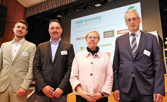 Geschftsfhrung und Moderatoren des Verbandstags (v. r.): VdAW-Prsident Wilhelm Lohrmann, Geschftsfhrerin Dr. Brigitta Httche, Timo Schumann und Samir Bendt.