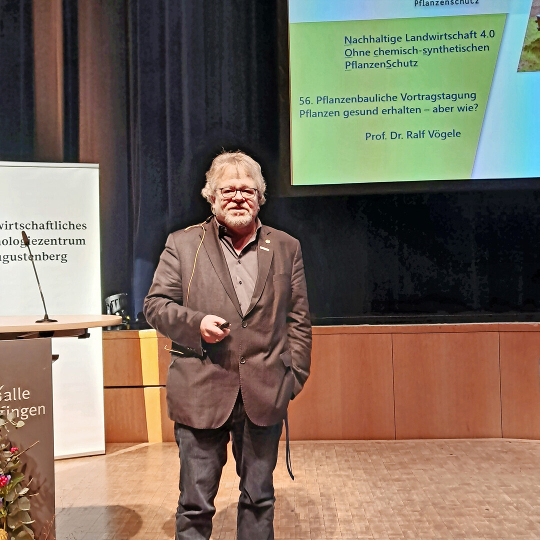 Prof. Dr. Ralf Vögele, Leiter des Fachgebietes Phytopathologie an der Universität Hohenheim, erläutert das Projekt NOcsPS.