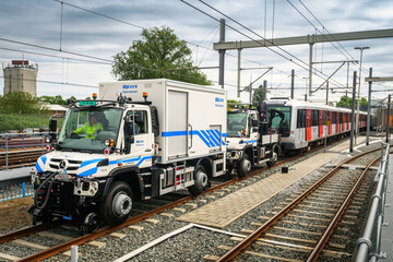 Im Doppelpack sind diese Unimog 2-Wege stark genug, auch die schwersten Metrozge mit 200 Tonnen Gewicht aus dem Tunnel zu ziehen und dabei die vierprozentige Steigung der Tunnelausfahrt zu bewltigen.