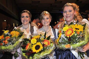 Gehen in eine zweijhrige Amtszeit: v.l. Prinzessin Ann-Kathrin Heine, Hopfenknigin Regina Mack und Prinzessin Sarah Hillebrand