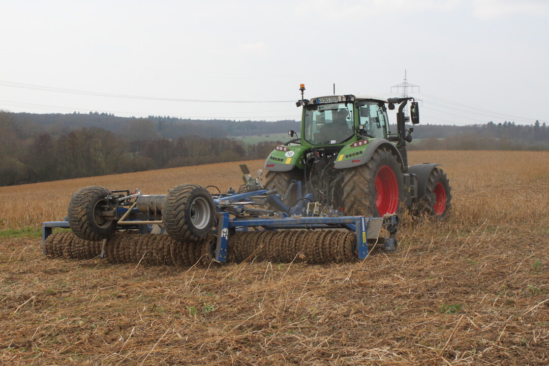 Die Dal-bo Messerwalze vom Maschinenring Kraichgau-Rhein-Neckar hat eine Arbeitsbreite von 6,30 m. Sie kann für die Bearbeitung von Zwischenfrüchten, die Maiszünslerbekämpfung und die Stoppelbearbeitung nach Raps eingesetzt werden.