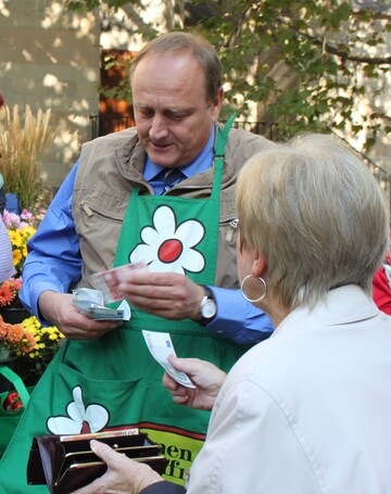 LBV-Prsident Joachim Rukwied in Aktion beim Verkauf der von den Marktbeschickern gespendeten Erntegaben fr einen guten Zweck beim 30. Erntedank-Wochenmarkt vor der Stiftskirche in Stuttgart.