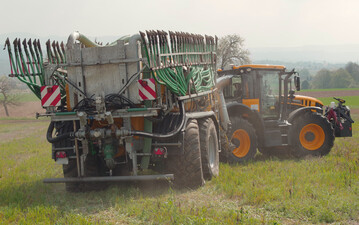 Ein Güllefass mit emissionsmindernder Aufbringtechnik.