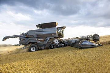Fr den Fendt Mhdrescher Ideal ist das neue PowerFlow-Schneidwerk jetzt mit einer maximalen Arbeitsbreite von 12,20 m verfgbar. 