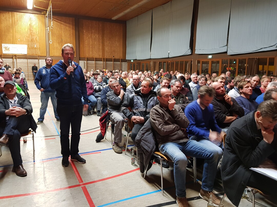 In der Diskussion bemngelten Teilnehmer mehrfach, dass die vom Obstbau erbrachten Vorleistungen beim Artenschutz zu wenig gewrdigt werden. 