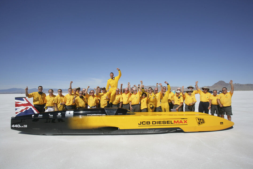 2006 stellte JCB mit dem Dieselmax einen Weltrekord auf. Das stromlinienfrmige Hochgeschwindigkeitsfahrzeug erreichte eine Hchstgeschwindigkeit von 563,41 km/h und gilt damit bis heute als das schnellste dieselgetriebene Fahrzeug der Welt.