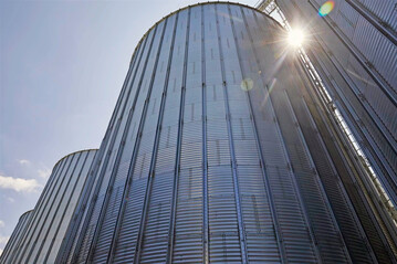 In diesen Silos werden Ertrge und Ernte-Erzeugnisse eingelagert. Bei der BayWa schreitet die Digitalisierung in der Getreidelagerung voran. Die Anzahl smarter BayWa-Standorte wchst.