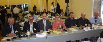 Baden-Wrttemberg-Delegation bei der AREV-Versammlung in Porec: von links Wrttembergs Weinbauverbandsprsident Hermann Hohl mit Direktor Karl Heinz Hirsch, Dr. Konrad Rhl und Staatssekretrin Friedlinde Gurr-Hirsch vom Ministerium fr Lndlichen Raum, Ernhrung und Verbraucherschutz, Prsident Norbert Weber (Deutscher Weinbauverband), Kilian Schneider, neuer Prsident des Badischen Weinbauverbandes und sein Vorgnger Gerhard Hurst.