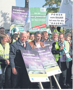 Vertreter von Deutschem Bauernverband und Bioenergieverbänden demonstrieren anlässlich der EEG-Bundestagsdebatte.