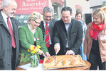 Auftakt für Urlaub auf dem Bauernhof: Auf dem Ferienhof Brunner in Hayingen-Münzdorf erfolgte in diesem Jahr der offizielle Saisonstart. Mit dabei (v. l.): Reutlingens Landrat Thomas Reumann, Traudl Brunner, Karl Rombach, Landwirtschaftsminister Alexander Bonde und Constanze Bröhmer.