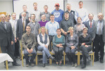 Glückliche Absolventen und zufriedene Lehrende: (1. Reihe v. l.) Peter Brodmann, Ingrid Benzinger, Christine Willibald, Yvonne Duttlinger, Janine Sulger; (2. Reihe v. l.) Winfried Schwarz, Michael Geis, Stefan Kamarow, Peter Ragg, Benjamin Beck, Andreas Baur, Dennis Kleiner, Jörg-Ottmar Eiselein, Lenka Malinowski; (3. Reihe v. l.) Jens Reimer, Andreas Harsch, Sebastian Veit, Volker Zeller, Jürgen Bischoff, Philipp Gräble, Peter Brecht und Thomas Hepperle.