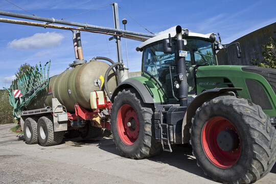 Traktor mit Schleppschlauchsystem