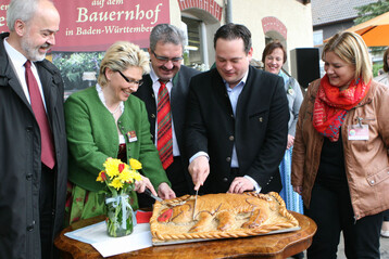 Auftakt fr Urlaub auf dem Bauernhof: Auf dem Ferienhof Brunner in Hayingen-Mnzdorf erfolgte in diesem Jahr der offizielle Saisonstart. Mit dabei (v. l.): Reutlingens Landrat Thomas Reumann, Traudl Brunner, LAG-Vorsitzender Karl Rombach, Landwirtschaftsminister Alexander Bonde und LAG-Geschftsfhrerin Constanze Brhmer.