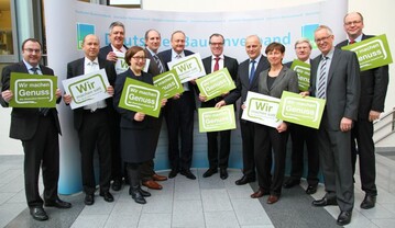 Vertreter der Vieh- und Fleischwirtschaft untersttzen symbolisch die Aktion mit den Schildern: Wir machen satt und Wir machen Genuss.