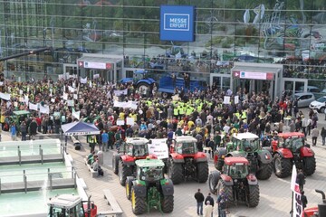 Werben für ihre Arbeit: 1500 Bauern bei der Aktion "Bauern stehen auf" anlässlich des Deutschen Bauerntages in Erfurt.