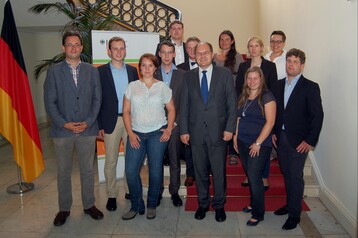 Bundesminister Christian Schmidt (Mitte) im Agrardialog mit Jugendverbnden aus dem lndlichen Raum am 7. Juli 2015 in Berlin. Mit dabei die stv. Bundesvorsitzende der Landjugend und BWagrar-Redakteurin Katrin Fischer (hinten rechts).