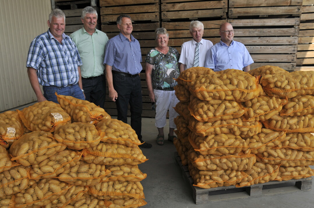Optimistisch was die Ernte in Oberschwaben betrifft: (v.l.) die stellvertretenden KBV-Vorsitzenden Karl Endri� und Heinz Scheffold, Landwirt Heinrich M�nch, Landfrauenvorsitzende Elfriede Elser, der stellvertretende Kreisobmann Hubert Hopp und Bauernverbands-Gesch�ftsf�hrer Niklas Kreeb.