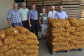 Optimistisch was die Ernte in Oberschwaben betrifft: (v.l.) die stellvertretenden KBV-Vorsitzenden Karl Endri und Heinz Scheffold, Landwirt Heinrich Mnch, Landfrauenvorsitzende Elfriede Elser, der stellvertretende Kreisobmann Hubert Hopp und Bauernverbands-Geschftsfhrer Niklas Kreeb.