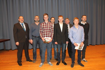 Gute Leistungen: Die Jahrgangsbesten Markus Motzke, Tobias Schick, Alexander Kaufmann (vorne, v. l.) mit ihren Ausbildern von den Firmen BayWa AG Nufringen, BayWa AG Remseck und Schmidt GmbH Herbrechtingen sowie dem Vorsitzenden des Gesellenprfungsausschusses Karl Heinz Wger (hinten links) und dem Landesinnungsmeister Kurt Neuscheler (hinten 2. v. r.). 