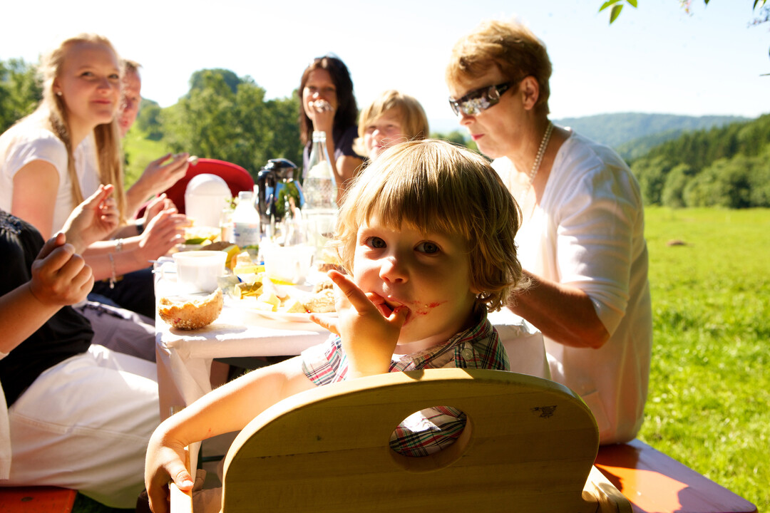 Landleben genießen: Die Naturparke laden am ersten Augustsonntag zum Brunch auf den Bauernhof ein.