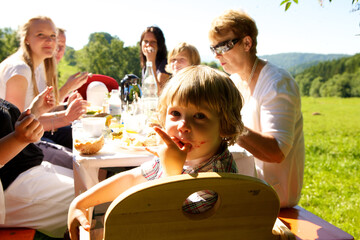 Landleben genieen: Die Naturparke laden am ersten Augustsonntag zum Brunch auf den Bauernhof ein. 