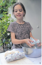 Kinderleicht ist eine duftende Blütenseife hergestellt. Die Grundzutaten sind getrocknete Blütenblätter, ganz nach Wunsch, und Kernseife. Alles wie einen geschmeidigen Teig zusammenkneten.