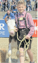 Norman Baas aus Mörlenbach mit seinem Kalb.