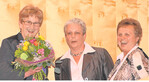 Gertrud Schmid (r.) und Ingrid Maucher dankten Hildegard Rebmann (l.) für ihr Engagement als Vorsitzende mit Blumen und einem Geschenk.