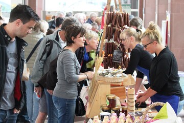 Auf den Naturpark-Genuss-Messen bieten Erzeuger aus dem Schwarzwald regionale Produkte an. Zudem verarbeiten Naturparkwirte auf den Genuss-Messen das, was Landwirte an Schwarzwlder Produkten im Sortiment haben, zu raffinierten Leckerbissen. 