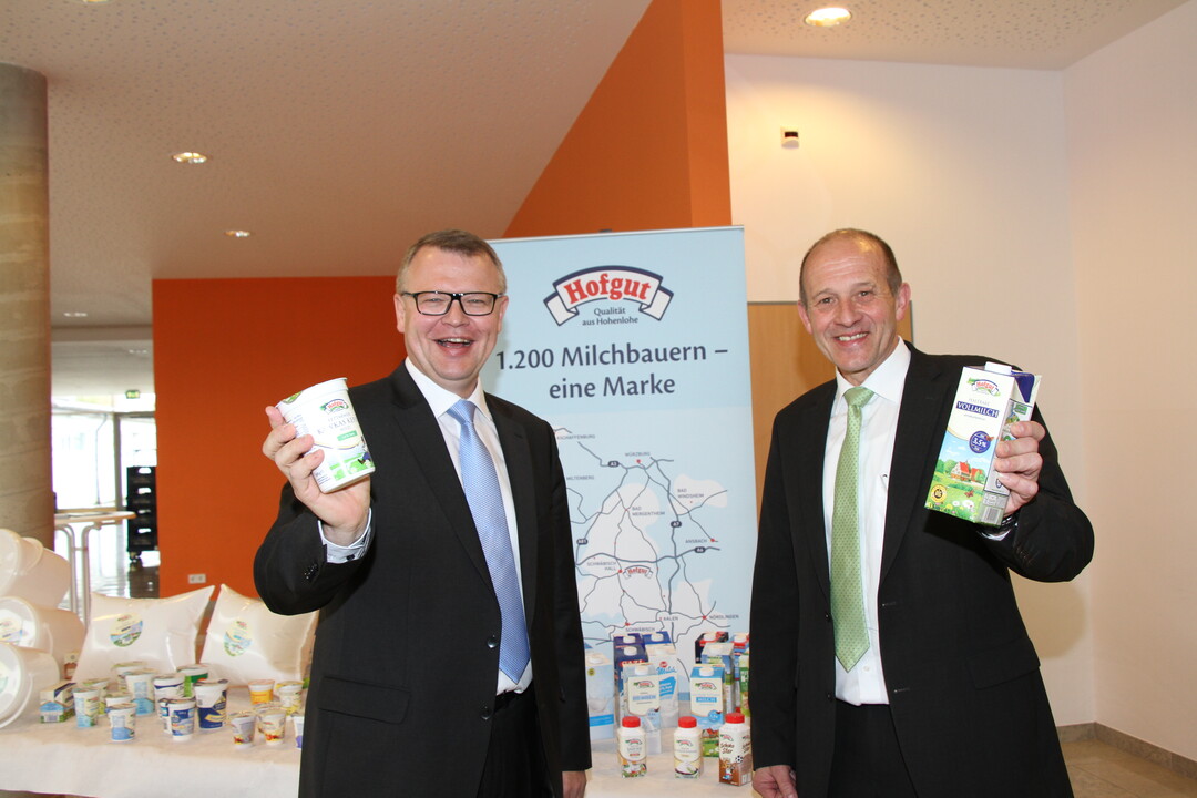 Boschet und Olbrich prsentieren Produkte der "Weien Linie" bei der Generalversammlung in Wolpertshausen.